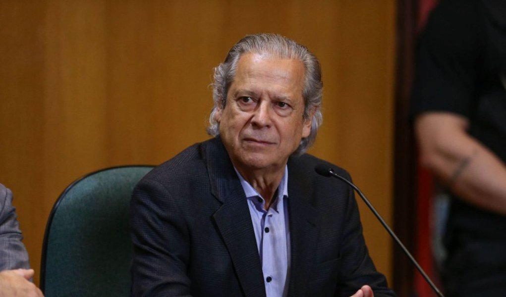 A Polícia Federal (PF) concluiu nesta terça-feira (1º) dois inquéritos da Operação Lava Jato e indiciou 14 pessoas, entre elas o ex-ministro José Dirceu, que está preso na carceragem da corporação, em Curitiba, há quase um mês; o ex-ministro foi indiciado pelos crimes de formação de quadrilha, falsidade ideológica, corrupção passiva e lavagem de dinheiro