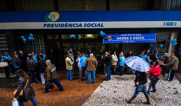 Peritos do Instituto Nacional do Seguro Social (INSS) decidiram entrar em greve por tempo indetreminado a partir da sexta-feira (4); segundo o vice-presidente da Associação Nacional dos Médicos Peritos da Previdência Social, Samuel de Oliveira, 30% dos médicos peritos vão continuar em atividade; casos graves e idosos terão prioridade no atendimento; categoria pleiteia redução da carga horária, incorporação de benefícios, concurso público e amento salarial de 27% em dois aos; goveno oferece aumento de 21,3% em quatro anos; servidores de outros setores do INSS estão em greve há quase dois meses