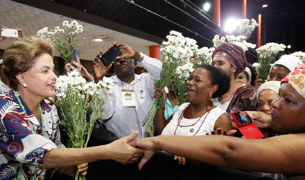 Em Teresina, durante lançamento do evento Dialoga Brasil, presidente criticou os que "querem sempre um desastre" e pediu repúdio aos que defendem o "quanto pior, melhor"; "Nós vivemos hoje um momento que muita gente considera que quanto pior, melhor. Quanto pior, melhor para uma minoria. Quanto pior, pior para o conjunto da população brasileira. Nós devemos repudiar esses que querem sempre o desastre, sempre a catástrofe", afirmou Dilma Rousseff; a presidente reconheceu que o Brasil "passa por dificuldades", mas defendeu a democracia e disse que somos "um país que respeita as diferenças"