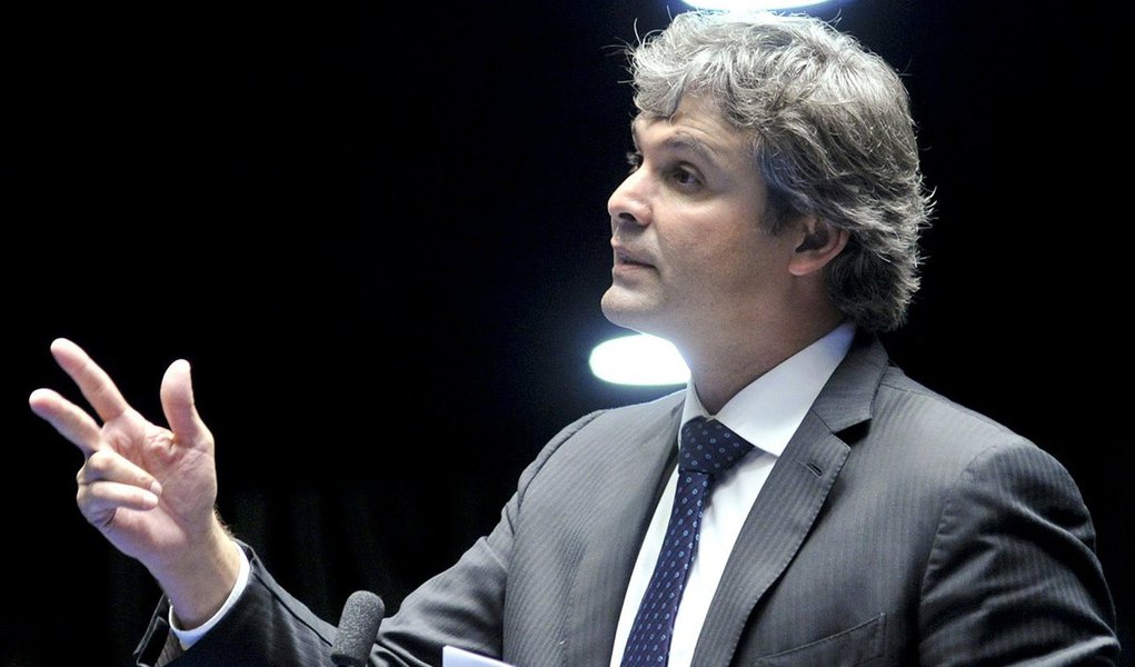 Após reclamar que o governo federal tem cometido erros na economia, o senador Lindbergh Farias (PT-RJ) disse que o déficit primário de R$ 30 bilhões previsto no projeto de orçamento da união para 2016 é fruto das elevadas taxas de juros; "Mude a política econômica, porque se não mudarmos a política econômica, ela vai continuar alimentando a crise política", alertou o senador