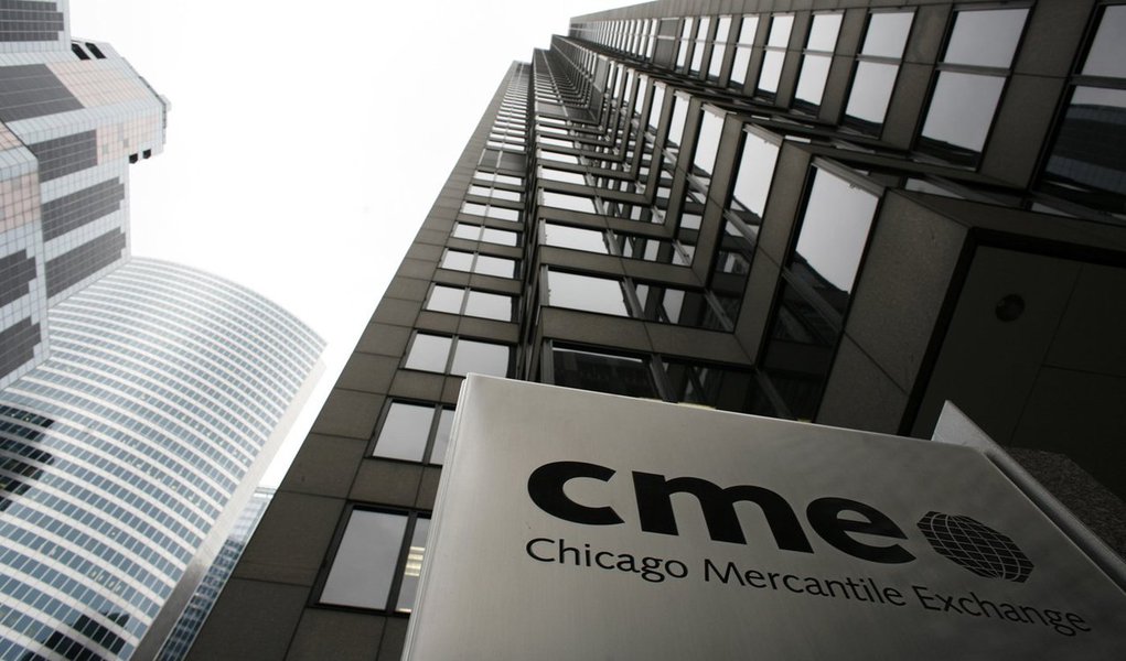 BM&amp;FBovespa vendeu 20% das ações que detinha na operadora norte-americana de bolsas de valores CME Group, em uma operação com lucro estimado em R$ 450 milhões de reais; estimativa foi obtida a partir do saldo contábil do investimento em 30 de junho deste ano e o preço de fechamento das ações do CME em 4 de setembro; BM&amp;FBovespa  afirmou que os "serão mantidos no caixa da companhia"