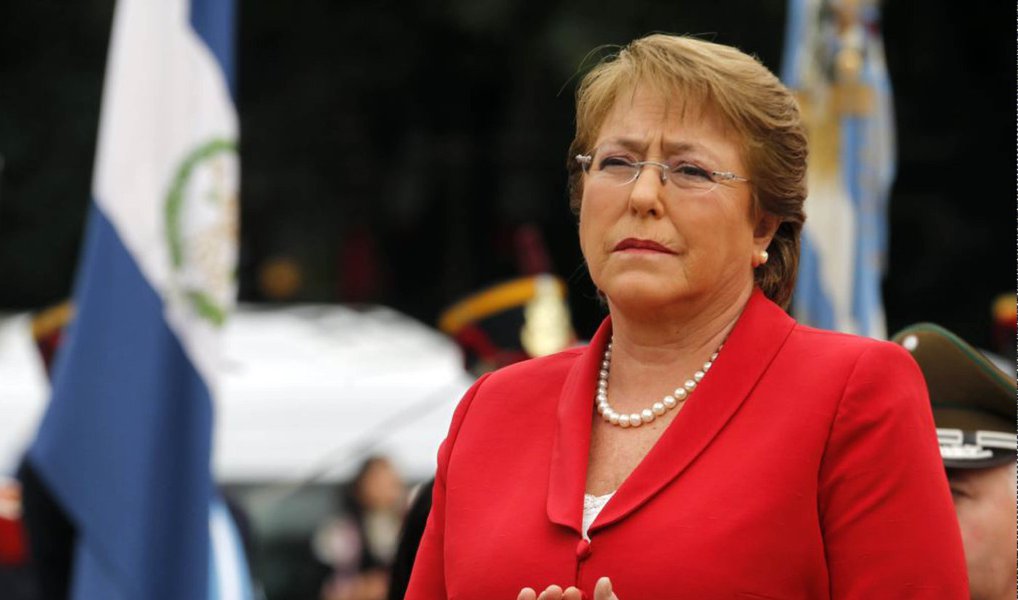 Presidente chilena, Michelle Bachelet, disse ter adotado um novo slogan para lhe dar forças enquanto seu país enfrenta um desastre natural após o outro: "cada dia pode ser pior"; "Praticamente inventei um slogan: 'cada dia pode ser pior'", afirmou; desde que reassumiu a presidência do país em 2014, Bachelet já teve que enfrentar duas erupções vulcânicas, inundações, incêndios, tsunamis e terremotos, sendo que o último deles aconteceu na semana passada