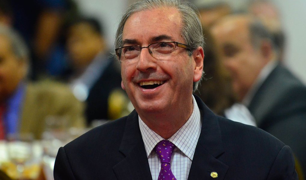 Cerca de 50 aliados participaram, na noite de terça (29), da comemoração pelo aniversário de 57 anos do presidente da Câmara, Eduardo Cunha (PMDB-RJ), num restaurante do Lago Sul, em Brasília; Cunha chegou pouco antes das 22 horas e foi fortemente aplaudido pelos deputados; ele fez um discurso, mas foi extremamente econômico; “ Que a gente sempre continue juntos, brigando, lutando, compartilhando, sofrendo e rindo. A gente juntos sempre fomos muito mais forte”, declarou