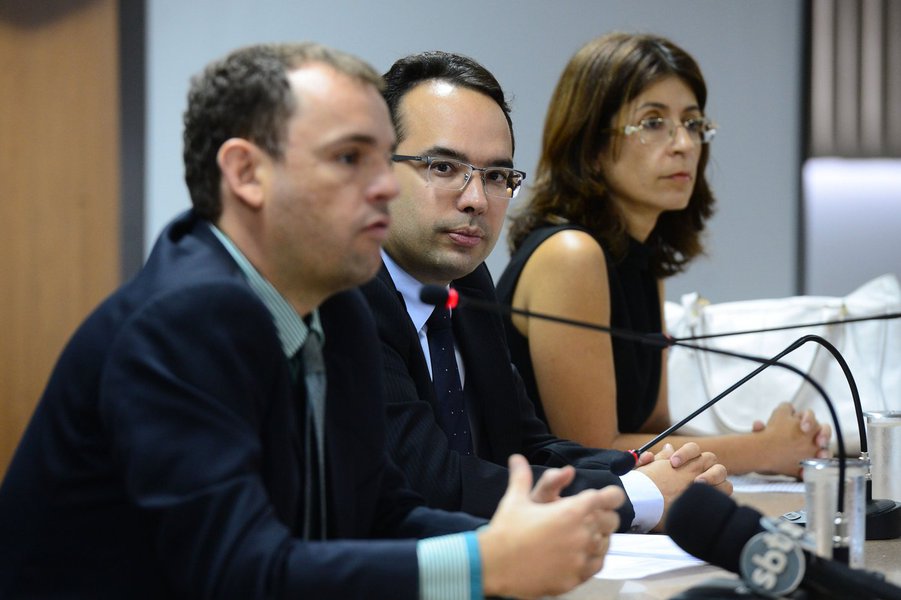 A Procuradoria da República do Distrito Federal protocolou denúncia contra 16 pessoas envolvidas no esquema de "compra" de medidas provisórias do governo que beneficiaram o setor automotivo; o caso é investigado pela Operação Zelotes, da Polícia Federal; na semana passada, a PF indiciou 19 pessoas, entre lobistas, servidores e os presidentes da Caoa, Carlos Alberto de Oliveira Andrade, e da MMC Automotores – que fabrica veículos Mitisubishi no Brasil -, Paulo Arantez Ferraz e Eduardo Souza Ramos