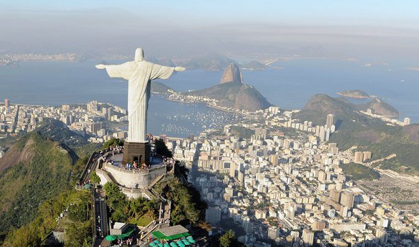 Agência de classificação de risco Fitch rebaixou a nota de crédito de longo prazo em moeda estrangeira do Rio de Janeiro para "BB+", ante "BBB-", além de manter a perspectiva negativa; "Rebaixamento reflete a crença da Fitch de que o Estado do Rio de Janeiro não é mais capaz de apresentar margens operacionais compatíveis com os valores históricos, já que o pagamento de aposentadorias deve consumir uma parcela crescente das receitas do Estado nos próximos anos", informou a Fitch por meio de um comunicado