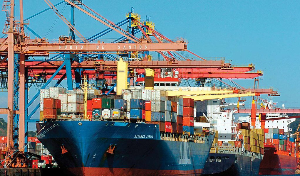 Pesquisa feita pela Confederação Nacional da Indústria (CNI) aponta que 16% das indústrias nacionais perderam participação no mercado interno por causa das importações originárias da China em função das importações da China; índice é dois pontos maior que o registrado na última pesquisa, feita em 2010; percentual das empresas que deixaram de exportar por causa da concorrência com o país asiático passou de 7% para 11% no período analisado