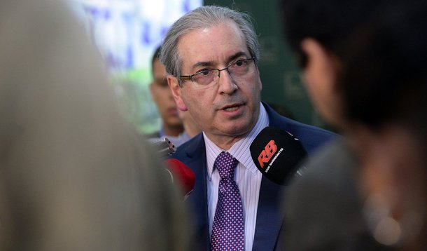 Reportagem diz que, por determinação de Eduardo Cunha (PMDB), a presidência da Câmara encaminhou à bancada do PMDB modelos de requerimentos para que os deputados autorizem a direção da Casa a elaborar relatórios de suas viagens, além do histórico de acessos ao sistema digital; intenção, segundo o próprio Cunha, é sustentar um de seus argumentos de defesa na Lava Jato de que deputados tinham como costume repassar suas senhas para uso de funcionários