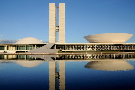 Congresso Nacional manteve os cinco vetos da presidente Dilma Rousseff analisados em sessão na noite de terça-feira e limpou a pauta para votar os projetos da Lei de Diretrizes Orçamentárias (LDO) de 2016 e do Plano Plurianual (PPA) 2016-2019 - que funciona como o planejamento orçamentário de médio prazo 