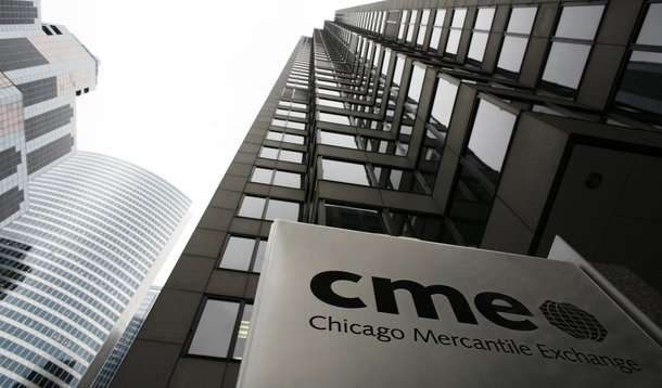 BM&amp;FBovespa vendeu 20% das ações que detinha na operadora norte-americana de bolsas de valores CME Group, em uma operação com lucro estimado em R$ 450 milhões de reais; estimativa foi obtida a partir do saldo contábil do investimento em 30 de junho deste ano e o preço de fechamento das ações do CME em 4 de setembro; BM&amp;FBovespa  afirmou que os "serão mantidos no caixa da companhia"