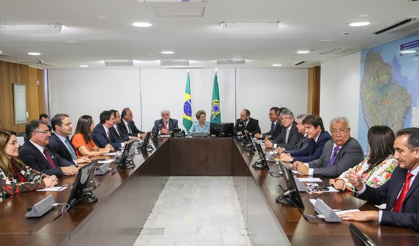Presidente se reuniu com alguns governadores para discutir o cenário político após a aceitação da abertura do processo de impeachment contra ela no Congresso; depois, Dilma Rousseff recebeu os governadores de todos os Estados para conversar sobre o plano nacional de combate ao mosquito Aedes aegypti, transmissor do vírus Zika, e uma campanha de atendimento às gestantes e bebês com microcefalia