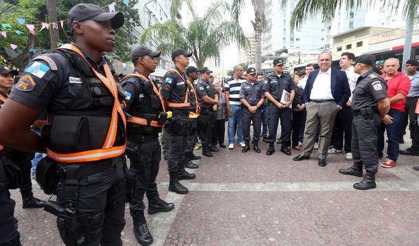 Estado tem hoje 49 mil profissionais e governador do Rio de Janeiro, Luiz Pezão, disse que a meta é chegar a 60 mil; ele também lamentou o fim dos Centros Integrados de Educação Pública (Cieps), construídos nos dois governos Brizola (1983-1986 e 1991-1994): “Fecharam Cieps pela demagogia de que pobre não precisa estudar horário integral e que tem que ser arrimo de família”