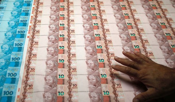 Setor público consolidado – governos federal, estaduais e municipais e empresas estatais – registrou déficit primário de R$ 7,310 bilhões em agosto, segundo o Banco Central; no mesmo mês de 2014, houve déficit primário de R$ 14,460 bilhões; nos oito meses do ano, o setor público registrou déficit primário de R$ 1,105 bilhão, o pior resultado para o período registrado na série histórica do BC