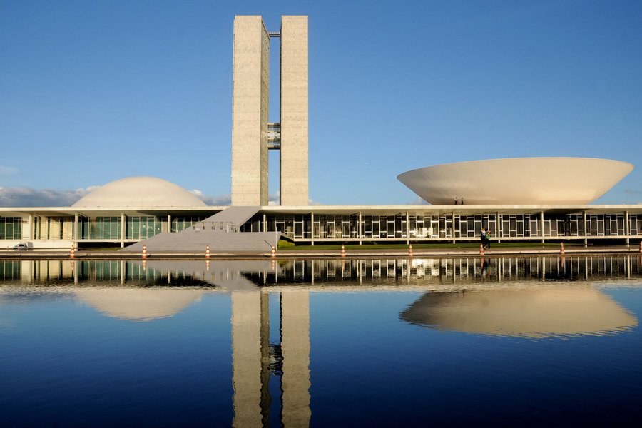 Congresso Nacional manteve os cinco vetos da presidente Dilma Rousseff analisados em sessão na noite de terça-feira e limpou a pauta para votar os projetos da Lei de Diretrizes Orçamentárias (LDO) de 2016 e do Plano Plurianual (PPA) 2016-2019 - que funciona como o planejamento orçamentário de médio prazo 