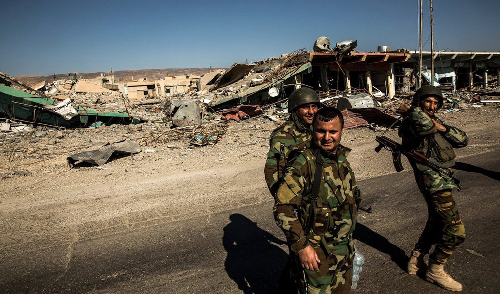  Os Estados Unidos e aliados conduziram 17 ataques aéreos contra o Estado Islâmico no Iraque e 12 na Síria nesse sábado (5), disse a coalizão que lidera as operações em um comunicado; no Iraque, os ataques aéreos focaram nos redutos dos militantes, Mosul e Ramadi, onde foram realizadas, respectivamente, quatro e cinco operações que atingiram unidades táticas, armas e prédios, disse a coalizão, neste domingo (6)