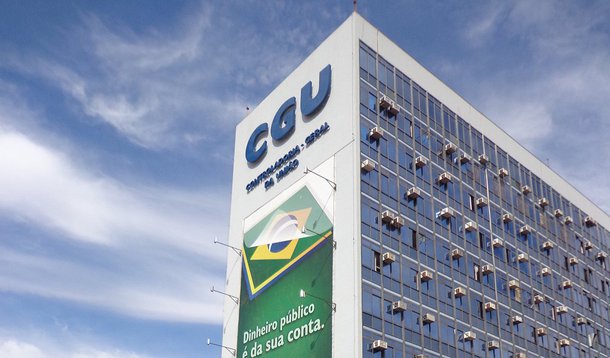 Analistas e técnicos da Controladoria Geral da União (CGU) fizeram uma manifestação, em Brasília (DF), contra a possibilidade de extinção do órgão durante a reforma ministerial prevista para ser anunciada nesta semana; a PM estima que 500 pessoas participaram da mobilização; manifestantes se reuniram em frente à sede do órgão, seguiram em passeata pela Esplanada dos Ministérios até o Palácio do Planalto, onde fizeram um ato; o grupo cantava "Dilma, recua, senão a culpa é sua", além de cantar o hino nacional