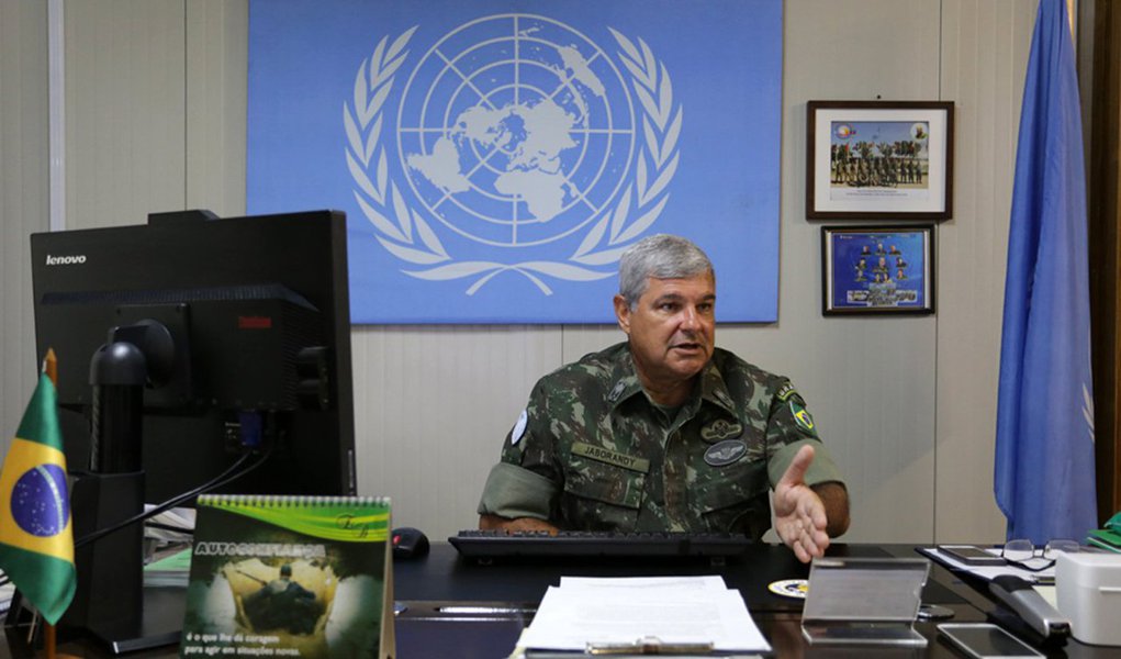 O general do Exército Brasileiro brasileiro e comandante da Força Militar da Missão das Nações Unidas para a Estabilização no Haiti (Minustah), José Luiz Jaborandy Júnior, faleceu drante um voo de retorno ao Brasil; segundo familiares do oficial, Jaborandy teria sofrido um infarto a bordo do avião que o levaria até Manaus; antes de chefiar a missão no Haiti, Jaborandy comandou a 8ª Região Militar, em Belém