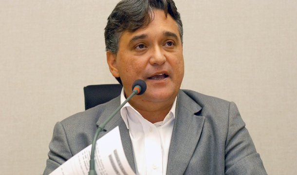 Com pretensões de disputar uma vaga ao Senado pelo Distrito Federal, o deputado distrital Chico Leite deixou o PT para se filiar ao Rede Sustentabilidade; segundo ele, o PT, onde esteve filiado por 11 anos, "se desviou de seus princípios"; "O PT precisa retomar os valores que o criaram. A militância persiste com esses valores. É aguerrida, é honesta, mas o partido se desviou", critica; "Estou tomando um novo caminho, da nova política, exatamente em razão dos princípios que a militância defende e de que a direção do PT se afastou ao longo desses anos", afirma