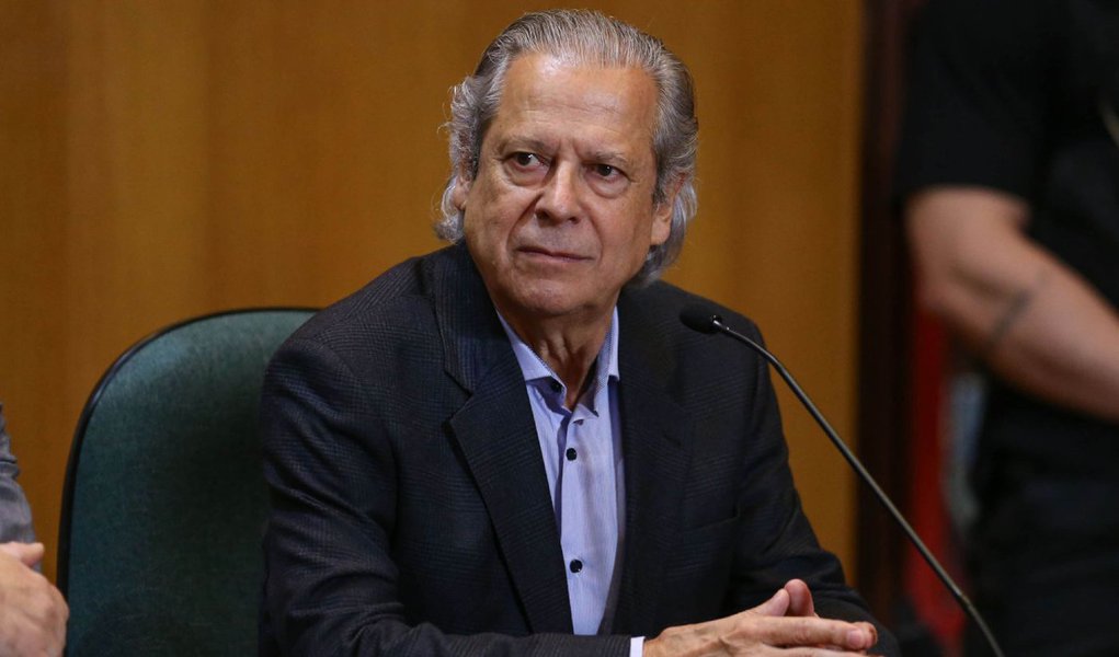 Ministério Público Federal (MPF) apresentou nesta sexta-feira, 4, denúncia contra o ex-ministro da Casa Civil José Dirceu, o ex-tesoureiro do PT João Vaccari Neto, o empresário Milton Pascowitch e outros 14 investigados na Operação Lava Jato; todos são acusados de organização criminosa, corrupção e lavagem de dinheiro; segundo os procuradores do MPF no Paraná, Dirceu teria movimentado mais de R$ 59 milhões em propinas; as defesas de Dirceu e de Vaccari têm reiteradamente negado que o ex-ministro e o ex-tesoureiro do PT tenham recebido propina do esquema Petrobras