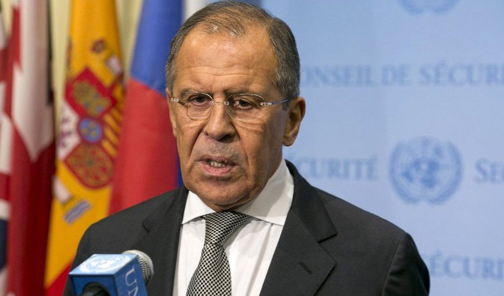 "Os rumores de que os alvos desses ataques aéreos não são as posições do Estado Islâmico são infundados", disse o ministro russo dos Negócios Estrangeiros, Sergei Lavrov; afirmação veio após a denúncia feita pelo líder da oposição síria no exílio, Khaled Khoja, de que 36 civis morreram no ataque russo em Homs; ele também acusou a Rússia de agir para manter o presidente Bashar Al Assad no poder e não para atingir o Estado Islâmico; força aérea russa realizou nessa quarta-feira (30) o primeiro bombardeio na Síria