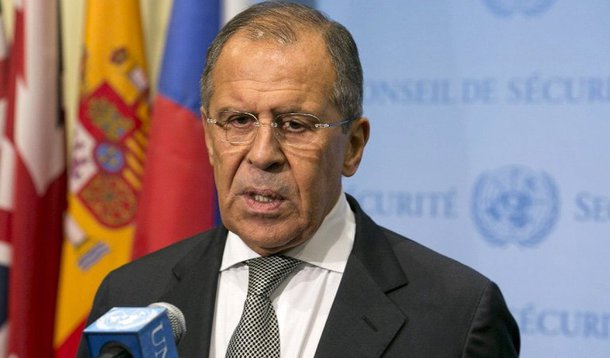 "Os rumores de que os alvos desses ataques aéreos não são as posições do Estado Islâmico são infundados", disse o ministro russo dos Negócios Estrangeiros, Sergei Lavrov; afirmação veio após a denúncia feita pelo líder da oposição síria no exílio, Khaled Khoja, de que 36 civis morreram no ataque russo em Homs; ele também acusou a Rússia de agir para manter o presidente Bashar Al Assad no poder e não para atingir o Estado Islâmico; força aérea russa realizou nessa quarta-feira (30) o primeiro bombardeio na Síria