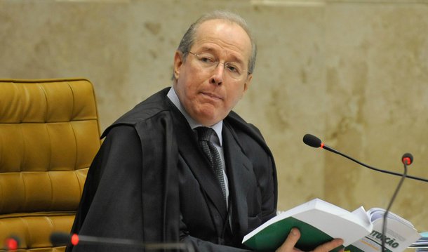 O ministro do Supremo Tribunal Federal (STF) Celso de Mello foi definido como relator dos pedidos da Procuradoria Geral da República para abertura de inquérito contra o ministro Aloizio Mercadante (Casa Civil) e o senador Aloysio Nunes (PSDB-SP); os pedidos se baseiam na delação premiada do dono da UTC Ricardo Pessoa, um dos principais delatores do esquema de corrupção na Petrobras; no entanto, os dois casos não têm relação direta com os desvios na estatal; o empresário teria repassado recursos que não foram declarados à Justiça Eleitoral para as campanhas eleitorais dos dois; eles negam as acusações