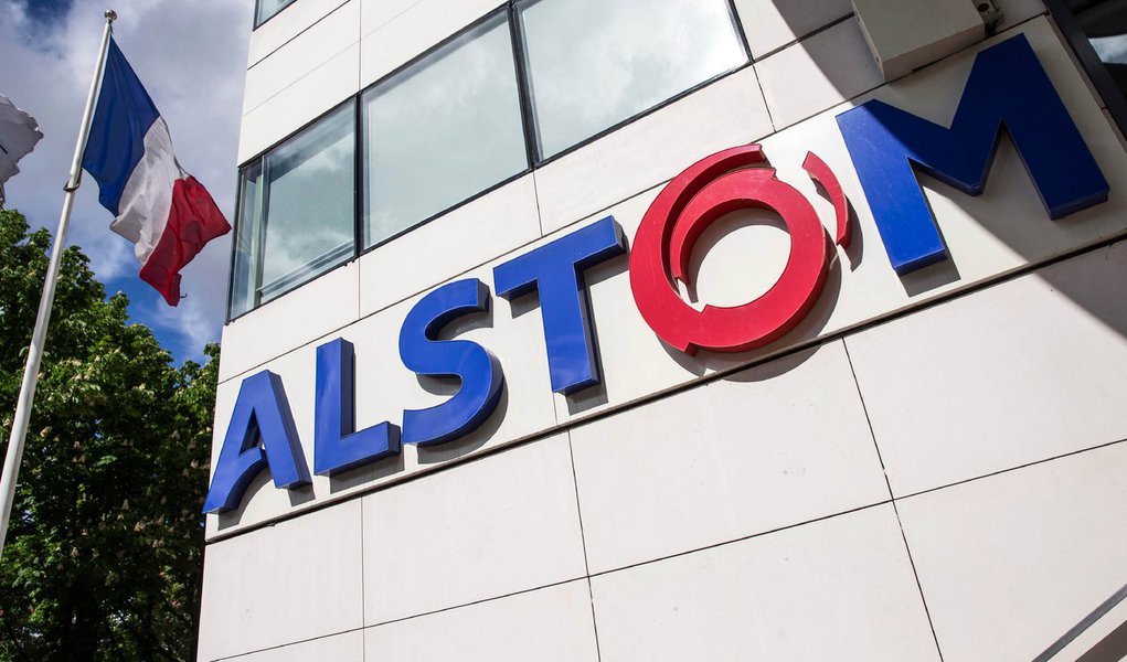 A empresa Alstom venceu a licitação pública internacional realizada pela Companhia Estadual de Engenharia de Transportes e Logística para a compra de 12 novos trens que atenderão ao sistema ferroviário da capital fluminense; valor final da licitação foi de R$ 194,8 milhões e o primeiro trem deverá ser entregue 18 meses após a o contrato ser assinado