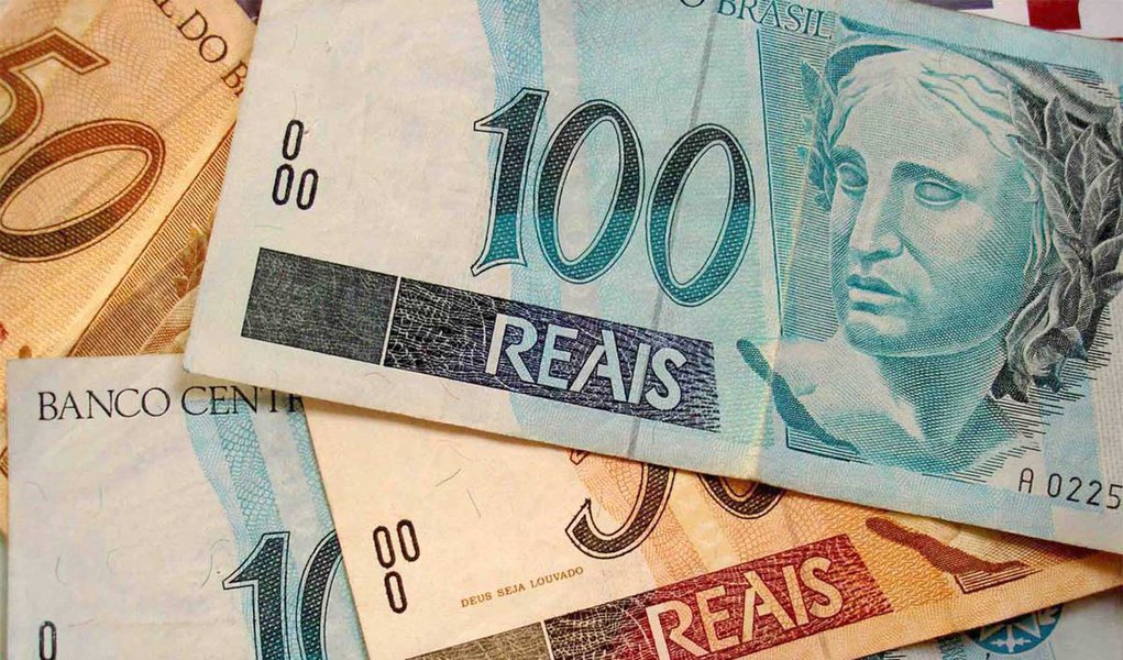 Ministério da Fazenda informou que a arrecadação da dívida ativa em 2015 atingiu R$ 15 bilhões e que espera elevar este montante para algo entre R$ 30 bilhões e R$ 35 bilhões, um aumento de até 20 bilhões de reais em relação a este exercício