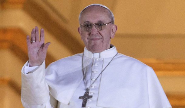 Papa Francisco pediu ao presidente Barack Obama que os Estados Unidos ajudem a enfrentar a mudança climática, além de pedir que os norte-americanos construamm uma sociedade verdadeiramente tolerante e inclusiva; "Também parece claro para mim que a mudança climática é um problema que não pode mais ser deixado para uma geração futura. No que diz respeito ao cuidado com nosso lar em comum, estamos vivendo um momento crítico da história", disse Francisco; Obama disse compartilhar as preocupações do papa com o meio ambiente; "Santo Padre, você nos lembra que temos a obrigação sagrada de proteger nosso planeta, a dádiva magnífica de Deus para nós", destacou
