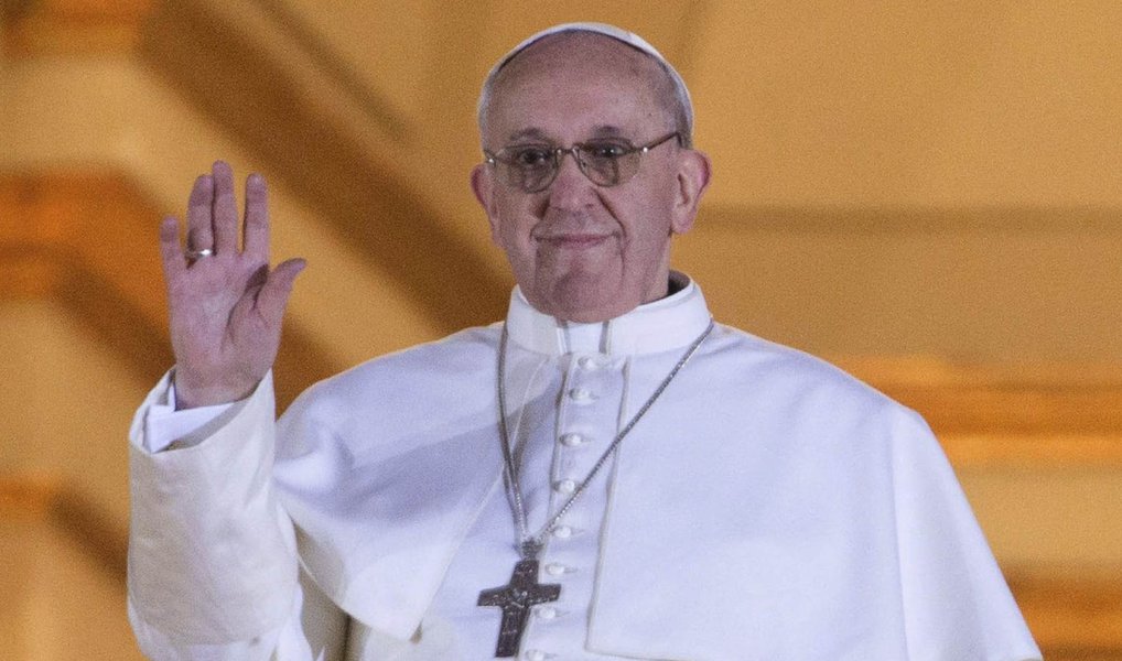 Papa Francisco pediu ao presidente Barack Obama que os Estados Unidos ajudem a enfrentar a mudança climática, além de pedir que os norte-americanos construamm uma sociedade verdadeiramente tolerante e inclusiva; "Também parece claro para mim que a mudança climática é um problema que não pode mais ser deixado para uma geração futura. No que diz respeito ao cuidado com nosso lar em comum, estamos vivendo um momento crítico da história", disse Francisco; Obama disse compartilhar as preocupações do papa com o meio ambiente; "Santo Padre, você nos lembra que temos a obrigação sagrada de proteger nosso planeta, a dádiva magnífica de Deus para nós", destacou