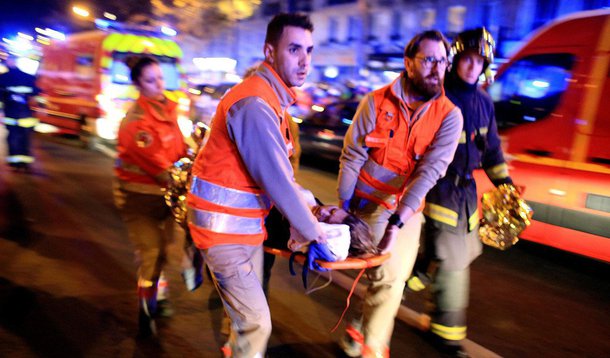 Agência de notícias francesa informou há pouco por meio de sua conta no microblog Twitter que há 127 mortes confirmadas e 180 pessoas feridas vítimas de ataques terroristas ocorridos em sete localidades de Paris na noite da sexta-feira (13); dentre as vítimas fatais, cerca de 100 estavam na sala de espetáculos Bataclan, onde ocorria um concerto da banda norte-americana Eagles of Death Metal; ataques também aconteceram no Estádio de França, na Gare Du Nord, no restaurante Petit Cambodge, no bar Le Carrilon, na Belle Equipe Bar e no Les Halle