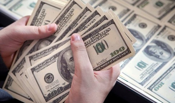 Dólar comercial,q ue abriu esta sexta-feira (25) em queda, voltou a subir e o Banco Central (BC) anunciou mais um leilão de venda de dólares no mercado futuro para segurar a alta da moeda norte-americana; por volta de 10h50, o dólar chegou a R$ 4, após fechar ontem a R$ 3,99. Mais cedo, o dólar chegou a ficar cotado em R$ 3,89; BC anunciou leilão de novos contratos de swap cambial (venda de dólares no mercado futuro), além de realizar leilões de rolagem e de venda com compromisso de recompra futura