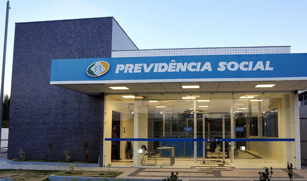 A PF prendeu um dos responsáveis pelo desvio de cerca de R$ 1,5 milhão dos cofres do INSS, em fraudes nos benefícios de pensão por morte; a prisão ocorreu durante o cumprimento de mandado de busca e apreensão expedido pela 1ª Vara Federal de Macaé em uma casa no município de Araruama, na Região dos Lagos; desde 2007, o homem de 46 anos recebia uma pensão por morte no valor de R$ 4.663,75 mensais, obtida por meio de inclusão de contribuições fictícias e da utilização de um atestado falso apontando o óbito de sua companheira que, apesar de supostamente morta, encontrava-se na residência do preso no momento da ação policial