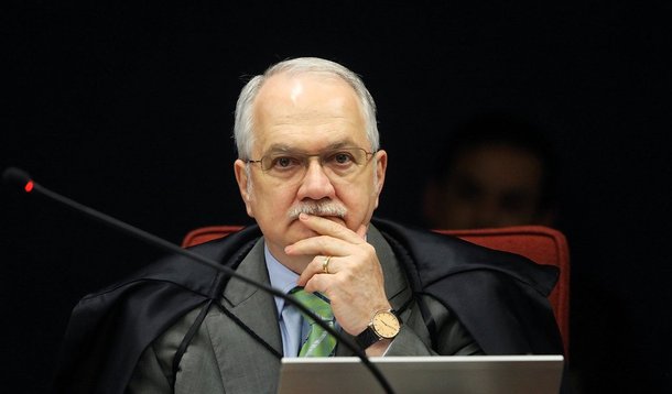 Em ofício enviado ao presidente do STF, ministro Ricardo Lewandowski, nesta terça-feira (1º/9), o ministro Luiz Fachin explica que, como atuou em causas relacionadas ao tema como advogado, tanto em instâncias locais quanto no Superior Tribunal de Justiça, ele não pode se considerar imparcial para participar da discussão; agora são quatro os ministros impedidos de julgar os planos, o que deixa um quórum de sete; o Supremo não poderia, portanto, declarar a inconstitucionalidade deles
