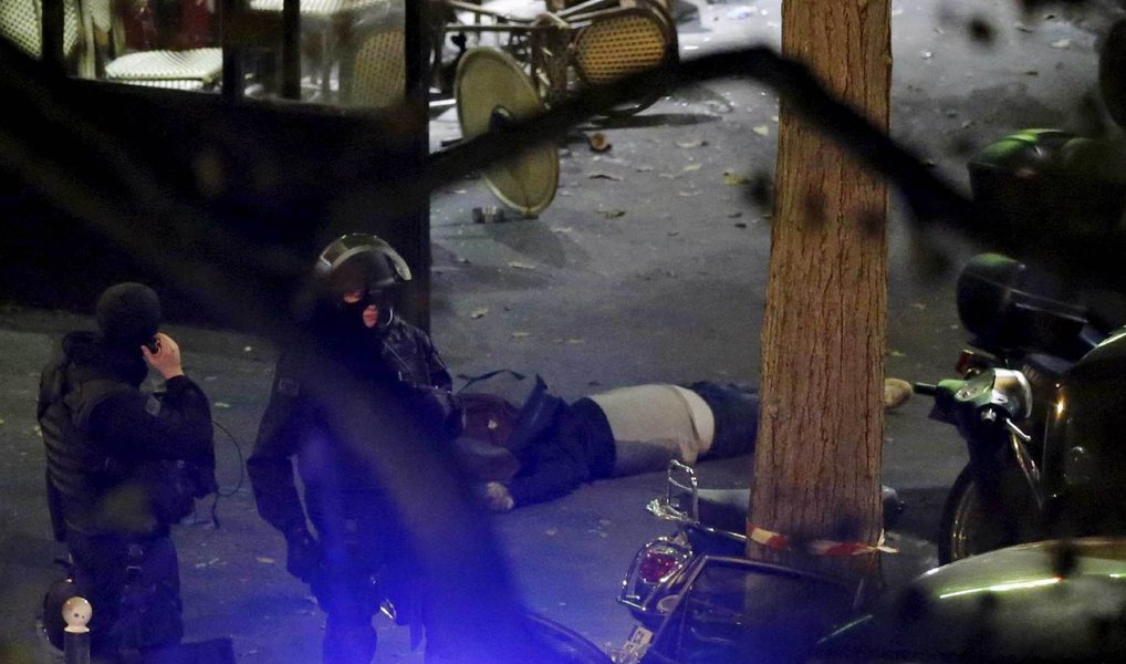 Primeiro-ministro da França,  Manuel Valls, confirmou a morte de mais uma vítima dos ataques terroritas que aconteceram há sete dias em Paris, elevando de 129 para 130 o número total de mortos; ataques também deixaram mais de 350 pessoas feridas, das quais muitas ainda permanecem hospitalizadas em estado grave