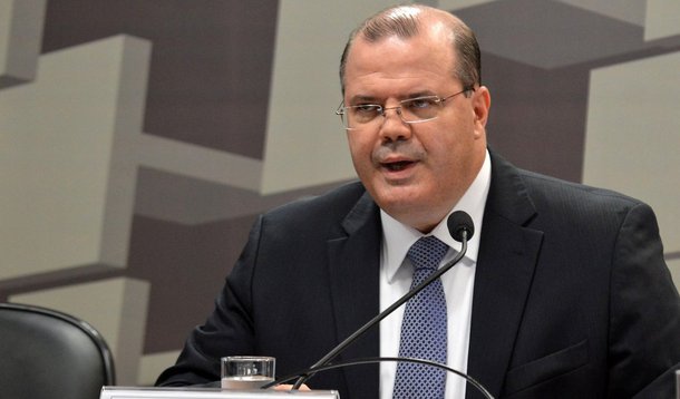 Diante da reforma administrativa, o presidente da instituição Alexandre Tombini demonstrou preocupação ao Planalto de ser alvo de uma enxurrada de ações em primeira instância de qualquer cidadão que se sentir lesado por decisões do BC; segundo a colunista Vera Magalhães, no recado, Tombini pediu apenas que a presidente Dilma mantivesse a equiparação, sem explicitar a intenção de deixar o posto caso haja a mudança