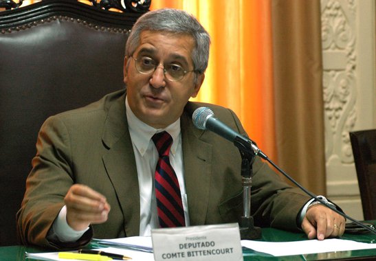 Segundo o presidente da comissão de Educação, deputado Comte Bittencourt (PPS), diversos setores da economia sofreram cortes por causa da crise, porém os ajustes nas universidades públicas foram muito rígidos. “Vamos encaminhar pedido à Comissão de Orçamento para que o corte das universidades públicas seja no mesmo nível dos demais setores do estado. No orçamento das universidades, o corte foi 34%, enquanto em outros setores foi 16%”, declarou