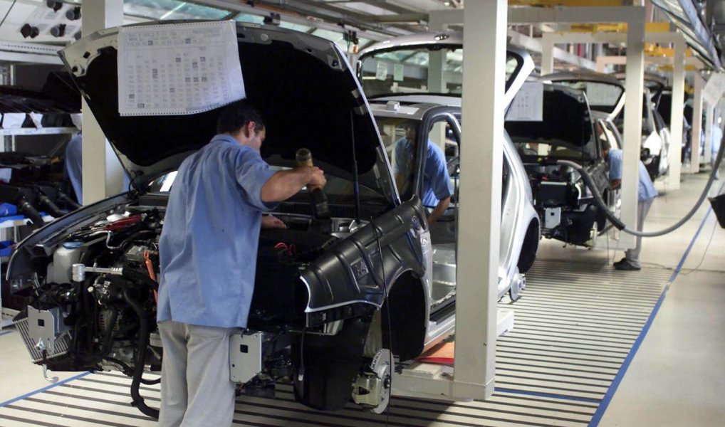 O  polo automotivo implantado no sul do Rio de Janeiro, região que concentra a segunda maior indústria do ramo no país, quer implantar medidas de estímulo ao consumo e à competitividade, além de investimentos em infraestrutura para enfretar a crise no setor; segundo  o presidente do cluster automotivo da região, Wesley Custódio, setor quer incentivar a retomada do crescimento por meio do estímulo ao consumo, através da renovação da frota de veículos por meio de crédito fácil e barato, além da redução de impostos