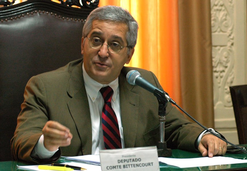 Segundo o presidente da comissão de Educação, deputado Comte Bittencourt (PPS), diversos setores da economia sofreram cortes por causa da crise, porém os ajustes nas universidades públicas foram muito rígidos. “Vamos encaminhar pedido à Comissão de Orçamento para que o corte das universidades públicas seja no mesmo nível dos demais setores do estado. No orçamento das universidades, o corte foi 34%, enquanto em outros setores foi 16%”, declarou