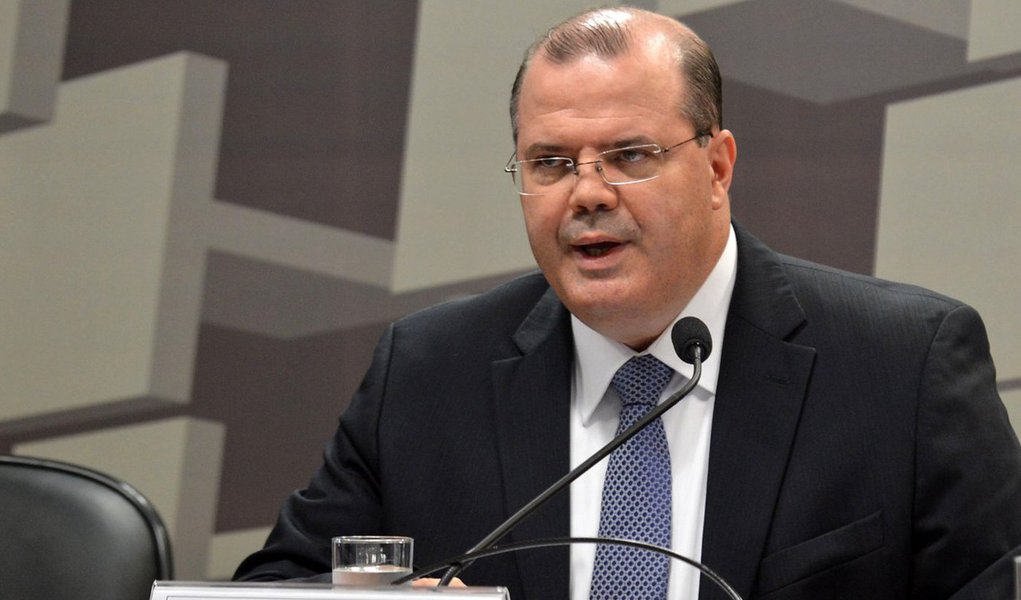 Diante da reforma administrativa, o presidente da instituição Alexandre Tombini demonstrou preocupação ao Planalto de ser alvo de uma enxurrada de ações em primeira instância de qualquer cidadão que se sentir lesado por decisões do BC; segundo a colunista Vera Magalhães, no recado, Tombini pediu apenas que a presidente Dilma mantivesse a equiparação, sem explicitar a intenção de deixar o posto caso haja a mudança