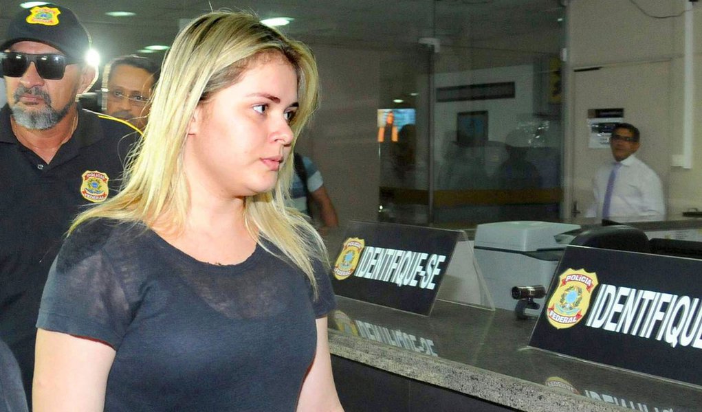 A Justiça do Maranhão bloqueou os bens da ex-prefeita de Bom Jardim (MA), Lidiane Leite, do ex-secretário de Assuntos Políticos, Humberto Dantas dos Santos, o Beto Rocha, e de dois empresários sob a acusação de improbidade administrativa - desvio de R$ 15 milhões, aproximadamente, da Educação; a empresa Zabar Produções também teve os bens retidos; juiz de Bom Jardim, Raul José Duarte Goulart Júnior, que decretou a indisponibilidade dos bens móveis e imóveis pertencentes aos acusados até o limite de R$ 1,3 bilhão para cada um dos réus