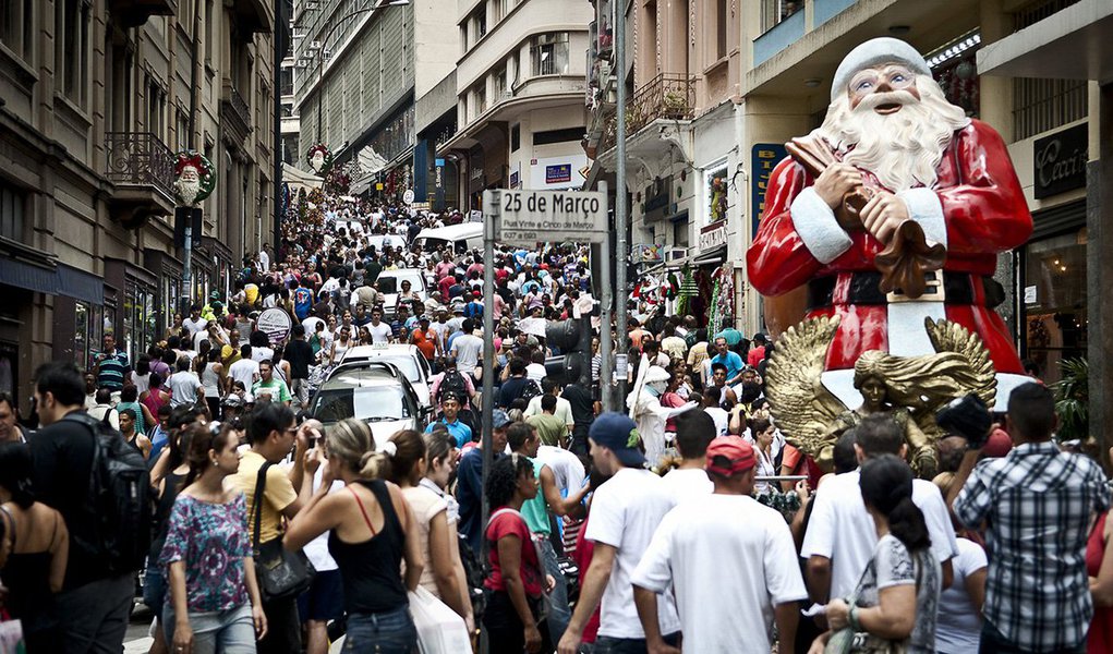Confederação Nacional do Comércio de Bens, Serviços e Turismo (CNC) estima uma retração de 4,1% nas vendas do Natal 2015 quando em comparação com prevê o mesmo período do ano passado; esta será a primeira queda nas vendas desde 2004; expectativa é que período natalino movimente R$ 32,2 bilhões; número de vagas temporárias também deve encolher 2,3%