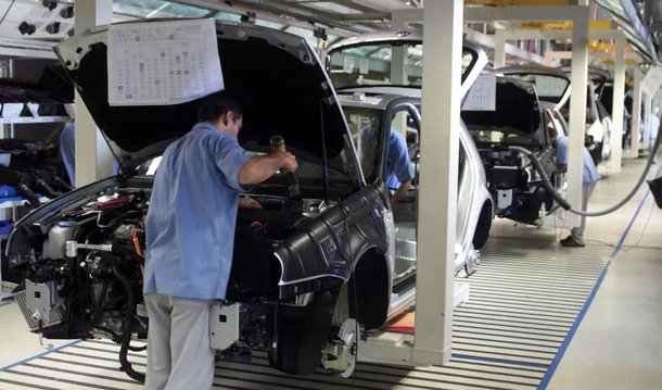 O  polo automotivo implantado no sul do Rio de Janeiro, região que concentra a segunda maior indústria do ramo no país, quer implantar medidas de estímulo ao consumo e à competitividade, além de investimentos em infraestrutura para enfretar a crise no setor; segundo  o presidente do cluster automotivo da região, Wesley Custódio, setor quer incentivar a retomada do crescimento por meio do estímulo ao consumo, através da renovação da frota de veículos por meio de crédito fácil e barato, além da redução de impostos