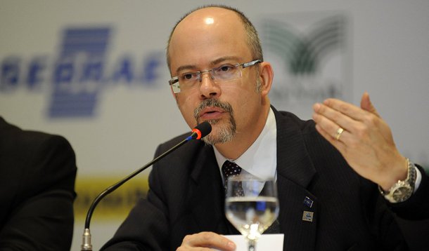 “Enquanto a maioria das pessoas imagina que a solução para a crise só é possível pela macroeconomia, o Sebrae acredita que há uma saída aproveitando a força das micro e pequenas empresas”, diz Luiz Barretto, presidente da entidade; ele lembra que atualmente são mais de 10 milhões de pequenos negócios no Brasil, que representam 27% do PIB; e anuncia o Movimento Compre do Pequeno Negócio: “dia de fazer o dinheiro circular no seu bairro, na sua cidade”
