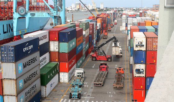 Balança comercial brasileira registrou superávit de US$ 2,944 bilhões em setembro, informou o Ministério do Desenvolvimento, Indústria e Comércio Exterior nesta quinta-feira; as exportações somaram US$ 16,148 bilhões, enquanto as importações alcançaram US$ 13,204 bilhões