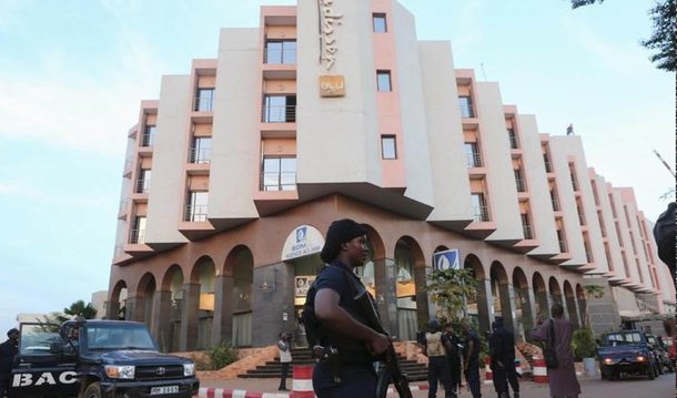 Grupo militante islâmico al Mourabitoun disse que é co-responsável junto com a Al Qaeda no Magrebe Islâmico por um ataque a um hotel na capital do Mali nesta sexta-feira, 20, em que pelo menos 27 pessoas morreram, disse a agência de notícias da Mauritânia Alakhbar; todos os reféns restantes estão em segurança e fora do hotel
