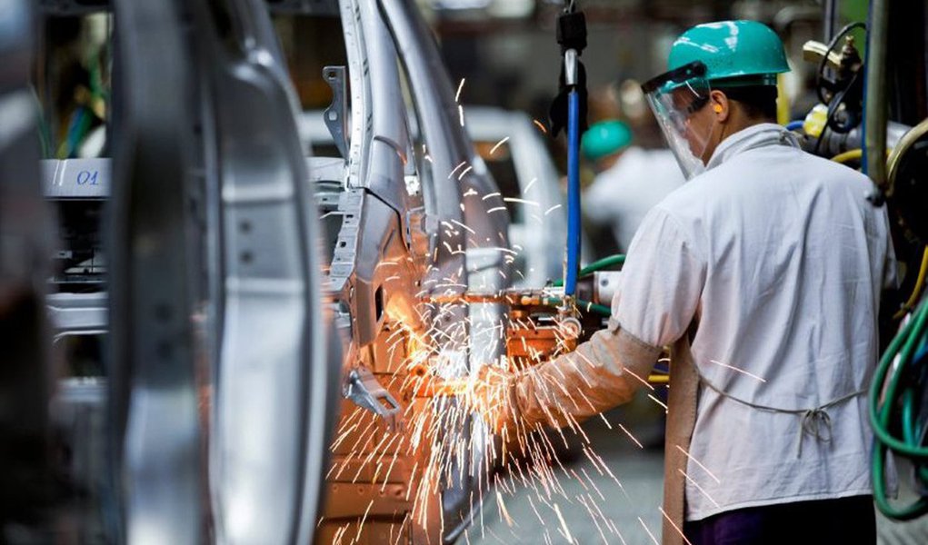 Essa foi a quinta queda consecutiva, segundo dados da Pesquisa Industrial Mensal – Produção Física (PIM-PF) divulgados nesta quinta-feira 3; na comparação com outubro de 2014, a queda chegou a 11,2%, na 20ª queda consecutiva e a mais acentuada desde abril de 2009 (-14,1%); a indústria acumula quedas de 7,8% no ano e 7,2% em 12 meses