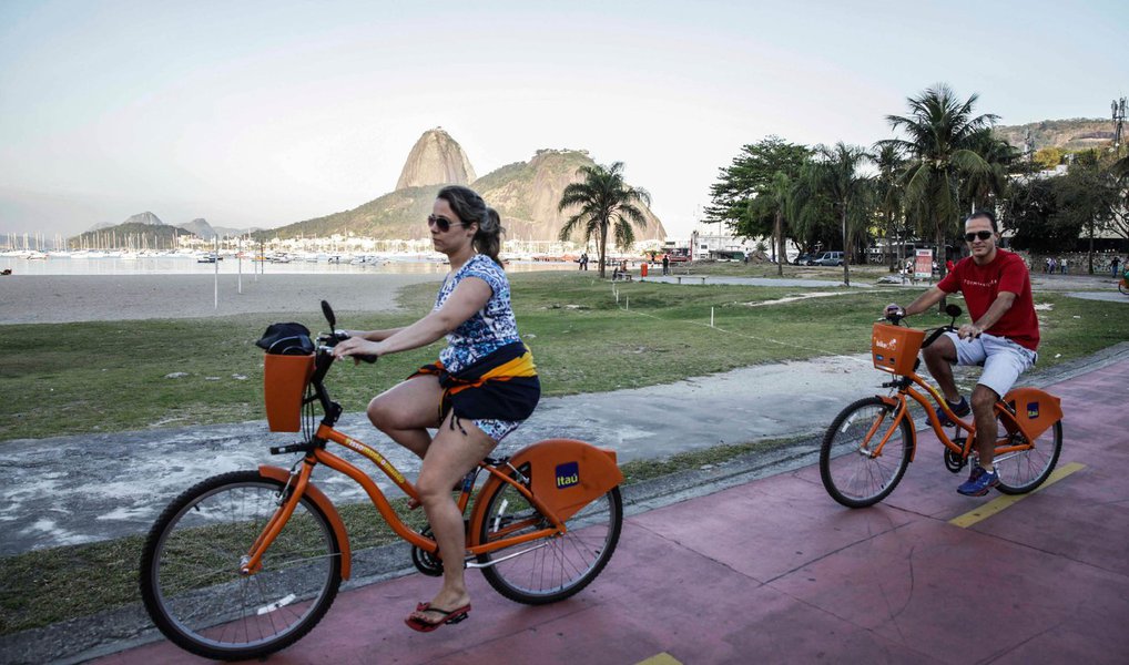 Inauguração de uma nova rota de 10,4 km,ligando os bairros de Laranjeiras, Cosme Velho, Flamengo e Botafogo, na zona sul do Rio, elevou a malha cicloviária do Rio de Janeiro para um total de 400 quilômetros de extensão; segundo a Secretaria Municipal do Meio Ambiente, em sete anos, o Rio ganhou 250 km de vias para bicicletas até 2016, meta é que as ciclovias chegue a um total de 450 km de extensão