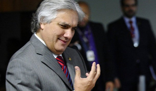 Segundo a colunista Mônica Bergamo, completamente sozinho durante 24 horas, numa sala sem janelas, senador Delcídio do Amaral (PT-MS) teve sensação de claustrofobia entre o sábado (28) e o domingo (29), quando não são permitidas visitas de familiares nem de advogados na Superintendência da Polícia Federal em Brasília; ele, que tinha uma rotina frenética nos últimos anos e acesso a centenas de empresários, políticos, jornalistas e regularmente com a presidente Dilma Rousseff, agora já prevê que perderá o mandato de senador: "Sou só eu agora", tem dito a familiares