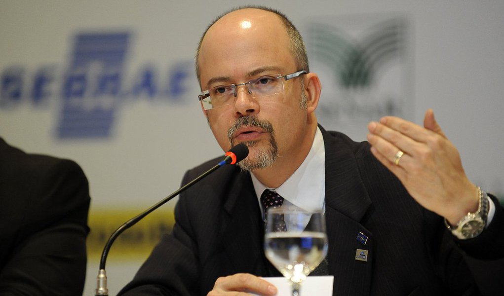 “Enquanto a maioria das pessoas imagina que a solução para a crise só é possível pela macroeconomia, o Sebrae acredita que há uma saída aproveitando a força das micro e pequenas empresas”, diz Luiz Barretto, presidente da entidade; ele lembra que atualmente são mais de 10 milhões de pequenos negócios no Brasil, que representam 27% do PIB; e anuncia o Movimento Compre do Pequeno Negócio: “dia de fazer o dinheiro circular no seu bairro, na sua cidade”