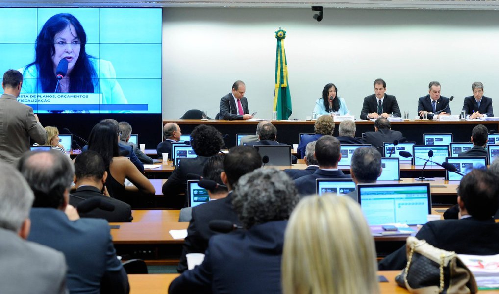 Comissão Mista de Orçamento (CMO) aprovou nesta quinta-feira, 12, o texto-base do projeto de Lei de Diretrizes Orçamentárias (LDO) de 2016; texto estabelece meta de superávit primário do setor público consolidado equivalente a 0,7% do PIB no ano que vem; após ter aprovado, a CMO voltou atrás e derrubou a possibilidade de abatimento de até R$ 20 bilhões por investimentos do Programa de Aceleração de Crescimento (PAC)